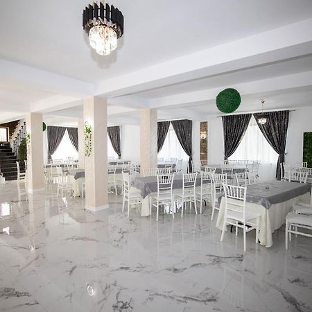 Rem Garden Hotel Novaci-Străini Екстериор снимка