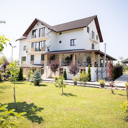Rem Garden Hotel Novaci-Străini Екстериор снимка