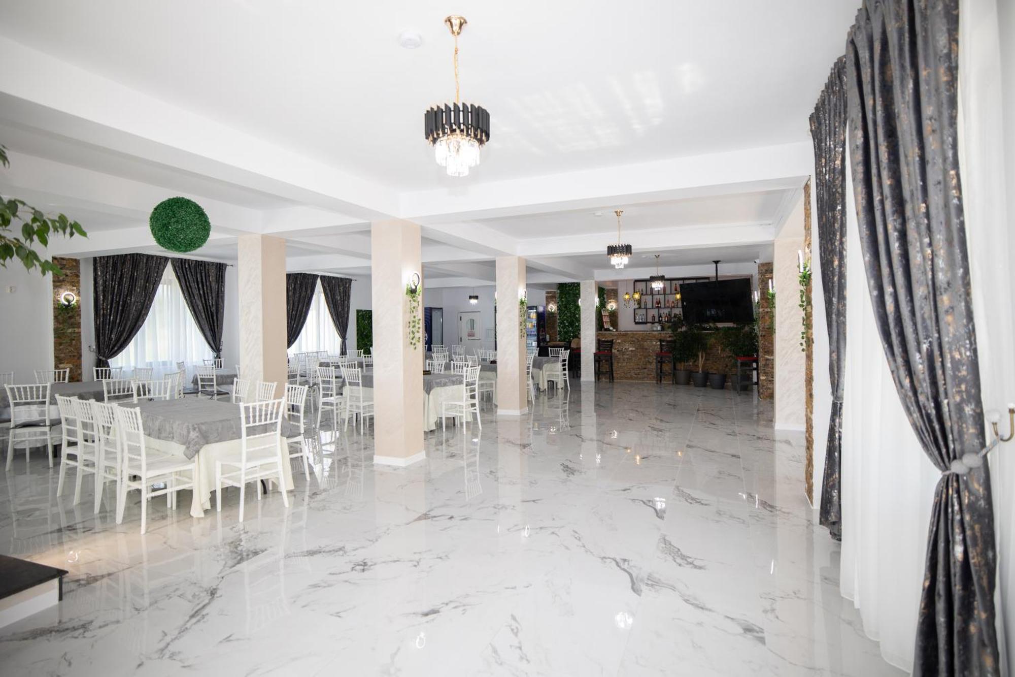 Rem Garden Hotel Novaci-Străini Екстериор снимка