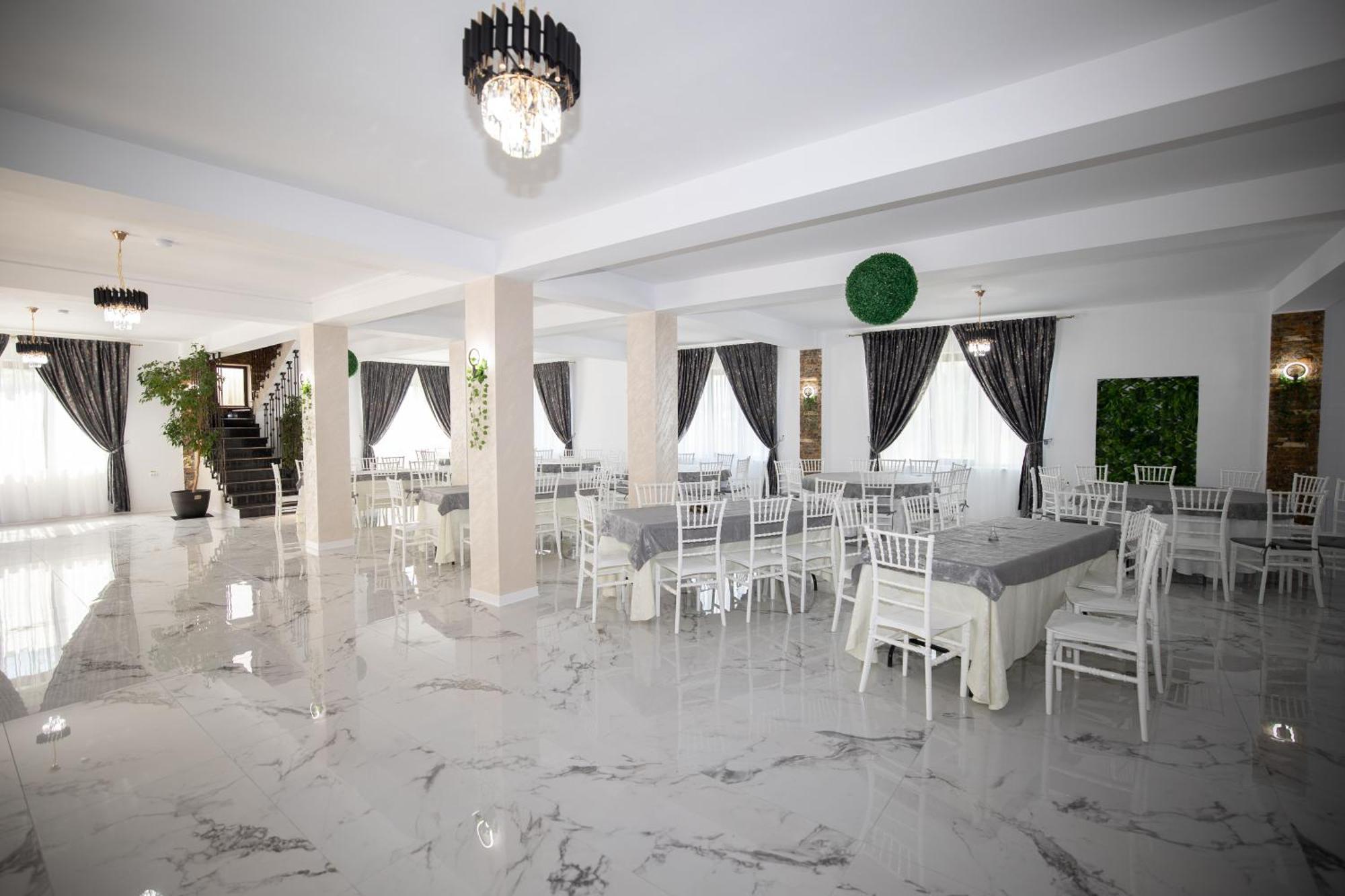 Rem Garden Hotel Novaci-Străini Екстериор снимка