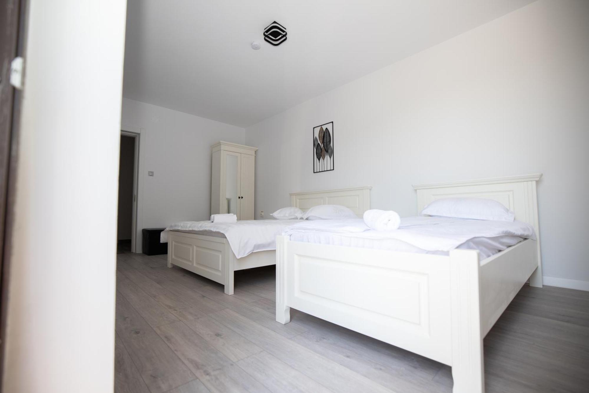 Rem Garden Hotel Novaci-Străini Екстериор снимка