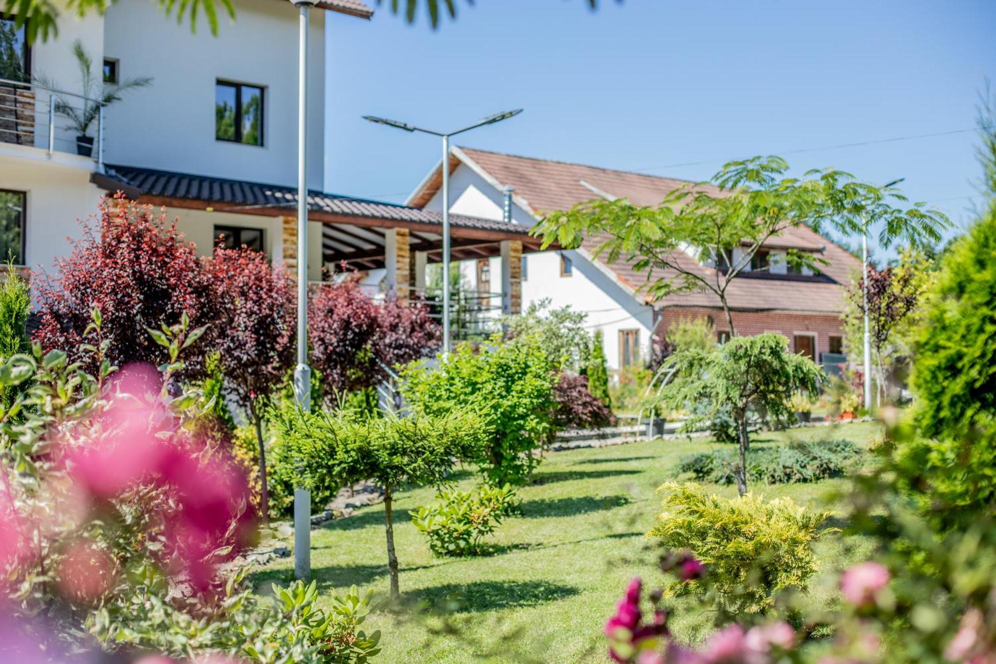 Rem Garden Hotel Novaci-Străini Екстериор снимка