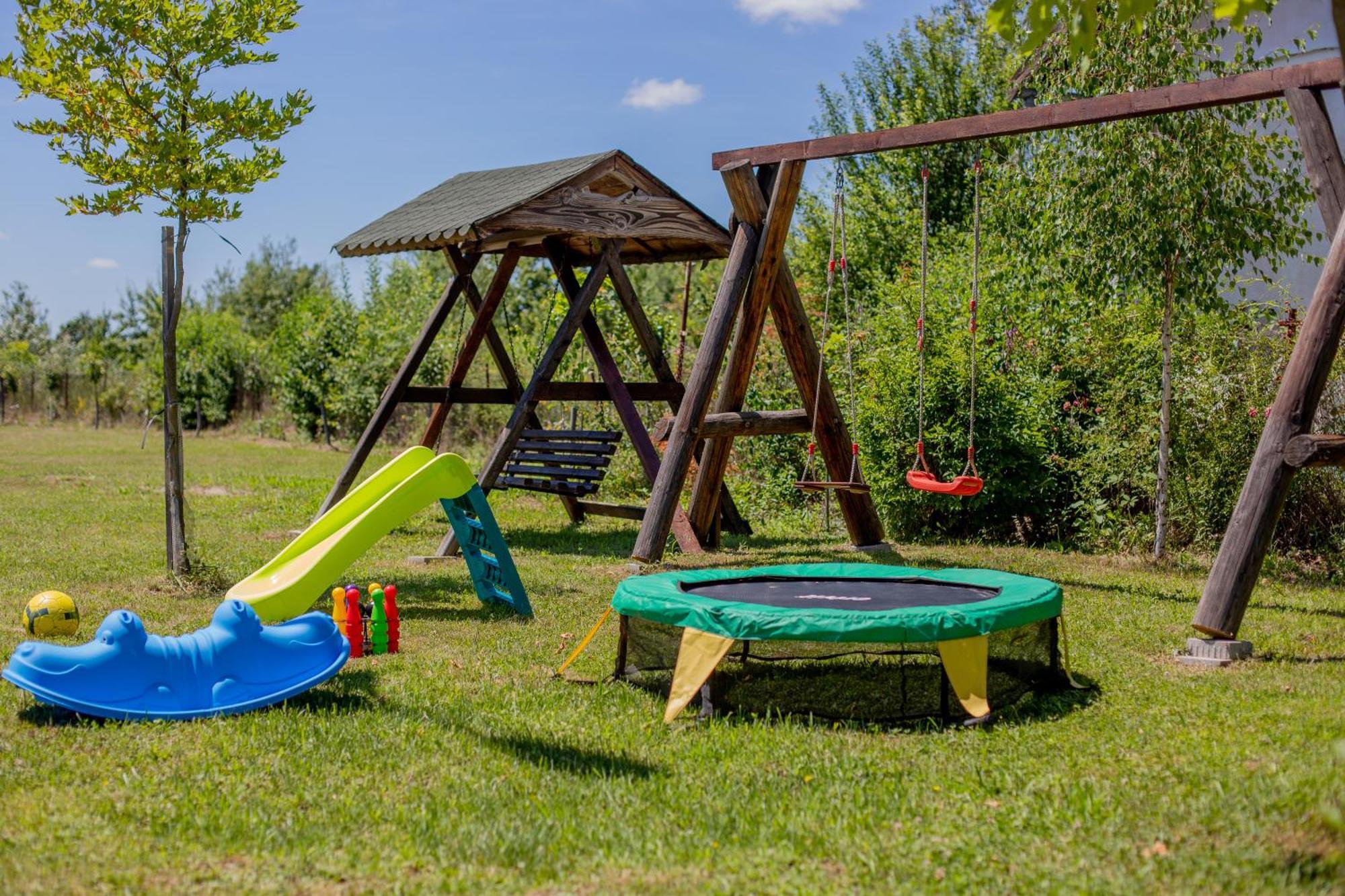Rem Garden Hotel Novaci-Străini Екстериор снимка