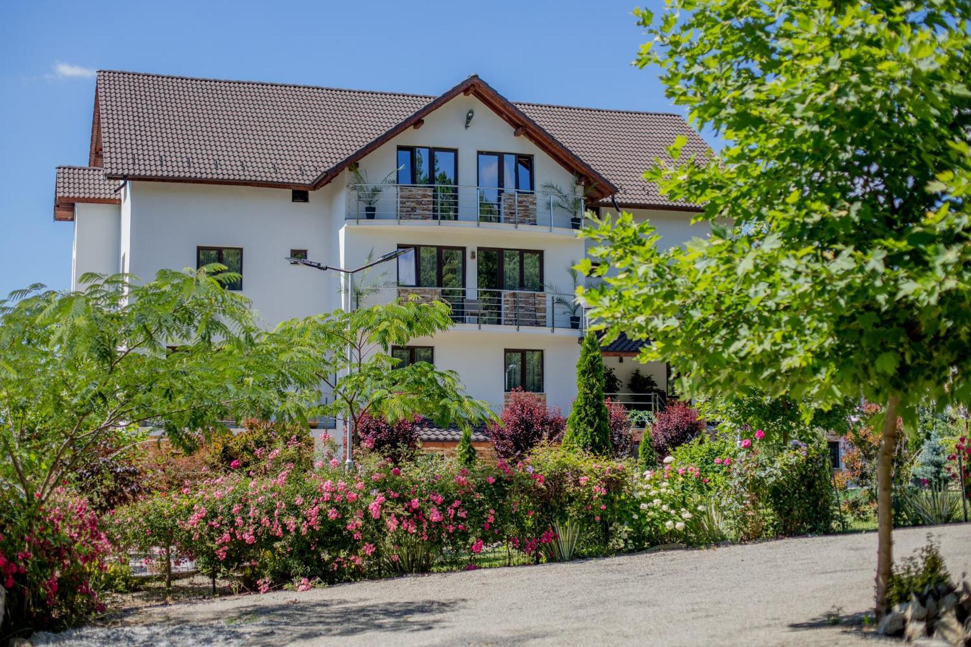 Rem Garden Hotel Novaci-Străini Екстериор снимка