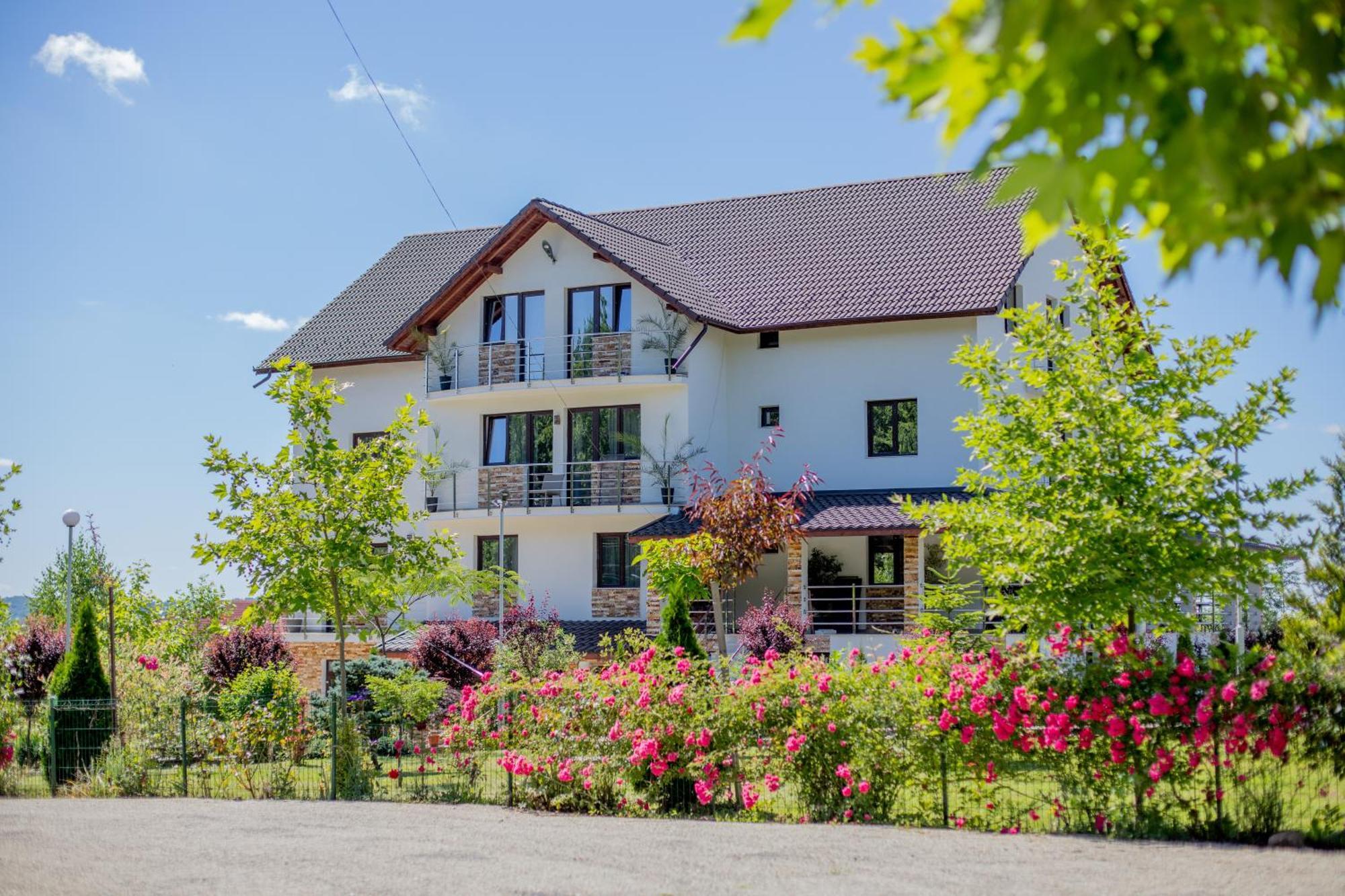Rem Garden Hotel Novaci-Străini Екстериор снимка